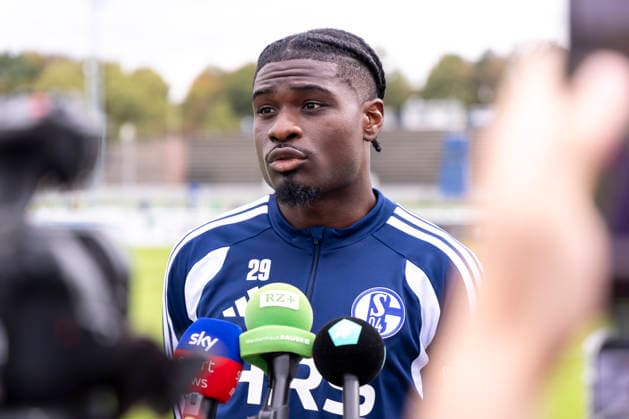 08.09.2026, Fussball, Training des FC Schalke 04. Medienrunde mit Junior Dina Ebimbe (FC Schalke 04). Gelsenkirchen Trainingsgelände FC Schalke 04 NRW Deutschland xRHR-FOTO YYx *** September 8, 2026, Soccer, FC Schalke 04 Training Session, Media Round with Junior Dina Ebimbe, FC Schalke 04, Gelsenkirchen, FC Schalke 04 Training Facility, North Rhine-Westphalia, Germany, xRHR PHOTO YYx Copyright: RHR-FOTOx RHR-FOTO YY