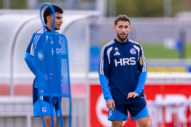 08.09.2026, Fussball, Training des FC Schalke 04. v. l. Mertcan Ayhan (FC Schalke 04), Adil Aouchiche (FC Schalke 04). Gelsenkirchen Trainingsgelände FC Schalke 04 NRW Deutschland xRHR-FOTO YYx *** September 8, 2026, Soccer, FC Schalke 04 practice featuring Mertcan Ayhan (FC Schalke 04) and Adil Aouchiche (FC Schalke 04), Gelsenkirchen, FC Schalke 04 training facility, North Rhine-Westphalia, Germany, xRHR PHOTO YYx Copyright: RHR-FOTOx RHR-FOTO YY