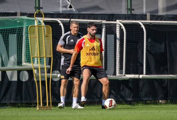 Fußball, Herren, Saison 2026 2027, 1. Bundesliga, 1. FC Union Berlin, Training auf Trainingsplatz II, v. l. Athletiktrainer Martin Krüger (1. FC Union), Kastriot Imeri (1. FC Union Berlin), 08.09.2026, *** Soccer, Men s, 2026–2027 Season, Bundesliga 1, 1. FC Union Berlin, Training on Training Field II, from left: Strength and Conditioning Coach Martin Krüger (1. FC Union Berlin), Kastriot Imeri (1. FC Union Berlin), September 8, 2026, Copyright: xMatthiasxKochx