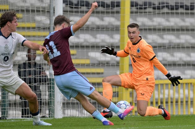260908 Youth League Club Brugge vs Aston Villa Jack McGrath (11) of Aston Villa shooting towards goal and goalkeeper Thibeau Kestemont (1) of Club Brugge NXT during the Uefa Youth League matchday 1 game in the League phase in season 2026 - 2027 between Club Brugge KV and Aston Villa on September 8 , 2026 in Roeselare, Belgium. (Photo by David Catry sportpix) Roeselare Schiervelde - The Nest West Flanders Belgium  Copyright: xsportpixxDavidxCatryx
