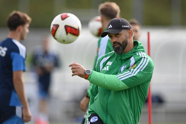 Trainer Miron MUSLIC (GE) leitet das Training, Training des FC Schalke 04 (GE) am 08.09.2026 auf dem Trainingsgelaende in Gelsenkirchen Deutschland. Â *** Coach Miron MUSLIC GE leads the training session for FC Schalke 04 GE on September 8, 2026, at the training facility in Gelsenkirchen, Germany Â