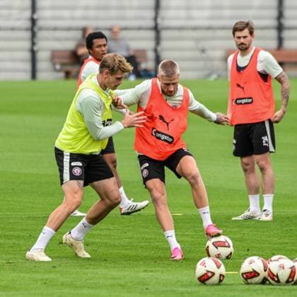 Eric Smith Louis Oppie ( Pauli ) am Ball Deutschland , Hamburg , Trainingsgelände an der Kollaustrasse , Fussball , 2. Bundesliga , FC St Pauli *** Eric Smith, Louis Oppie, Pauli with the ball; Germany, Hamburg, training facility on Kollaustrasse, soccer, 2. Bundesliga, FC St. Pauli