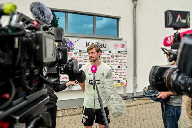 Connor Metcalfe ( Pauli ) im Interview Deutschland , Hamburg , Trainingsgelände an der Kollaustrasse , Fussball , 2. Bundesliga , FC St Pauli *** Interview with Connor Metcalfe Pauli: Germany, Hamburg, Training Facility on Kollaustrasse, Soccer, 2. Bundesliga, FC St. Pauli