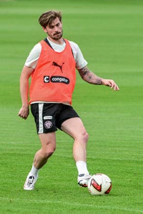 Connor Metcalfe ( Pauli ) am Ball Deutschland , Hamburg , Trainingsgelände an der Kollaustrasse , Fussball , 2. Bundesliga , FC St Pauli *** Connor Metcalfe Pauli on the Ball Germany, Hamburg, Training Facility on Kollaustrasse, Soccer, 2. Bundesliga, FC St. Pauli