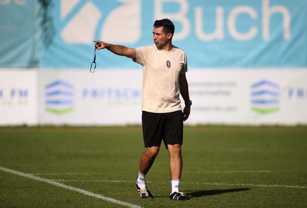Soccer, Men s, Bavarian Regional League, 2026–2027 Season, TSV 1860 Munich, Training at Grünwalder Strasse 114, Alper Kayabunar Training Facility, TSV 1860 Munich coach extends his right arm