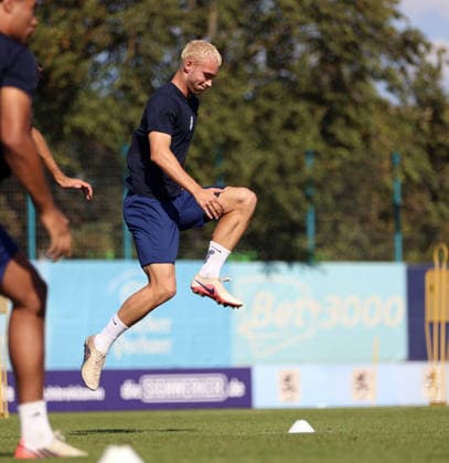 Soccer, Men s, Bavarian Regional League, 2026–2027 Season, TSV 1860 Munich, Training at Grünwalder Strasse 114, Lasse Fassmann Training Facility; TSV 1860 Munich player jumps high, jump, here during warm-ups