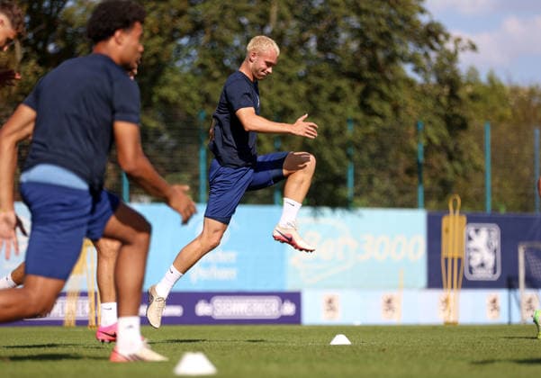Soccer, Men s, Bavarian Regional League, 2026–2027 Season, TSV 1860 Munich, Training at Grünwalder Strasse 114, Lasse Fassmann Training Facility; TSV 1860 Munich player jumps high, jump, here during warm-ups