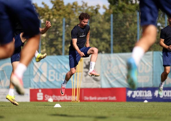 Soccer, Men s, Bavarian Regional League, 2026–2027 Season, TSV 1860 Munich, Training at Grünwalder Strasse 114, Lance Fiedler Training Facility; TSV 1860 Munich player jumps into the air, jump, here during warm-ups