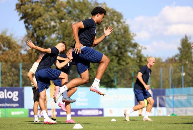 Soccer, Men s, Bavarian Regional League, 2026–2027 Season, TSV 1860 Munich, Training at Grünwalder Strasse 114, Arian Ortivero Calderon Training Facility; TSV 1860 Munich jumps high, jump, here during warm-ups