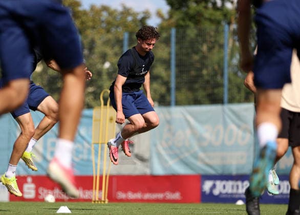 Soccer, Men s, Bavarian Regional League, 2026–2027 Season, TSV 1860 Munich, Training at Grünwalder Strasse 114, Lance Fiedler Training Facility: TSV 1860 Munich player jumps high, jump, here during warm-ups