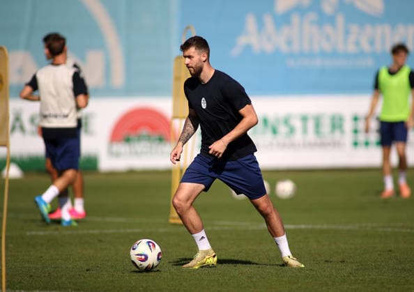 Soccer, Men s, Bavarian Regional League, 2026–2027 Season, TSV 1860 Munich, Training at Grünwalder Strasse 114, Eric Uhlmann Training Facility, TSV 1860 Munich players running with the ball