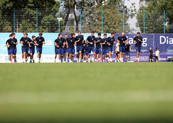 Soccer, Men s, Bavarian Regional League, 2026–2027 Season, TSV 1860 Munich, Training at Grünwalder Strasse 114, Training Facility: The TSV 1860 Munich team running and warming up together