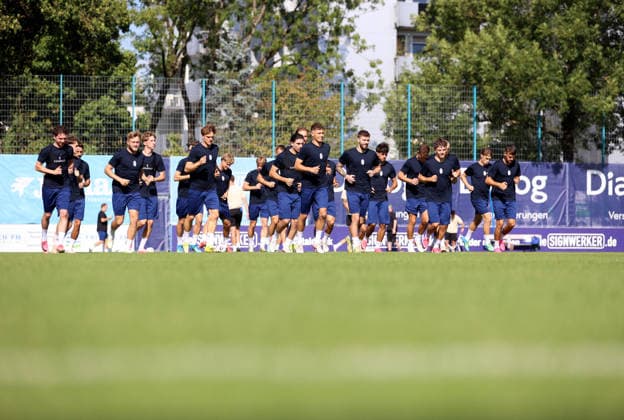 Soccer, Men s, Bavarian Regional League, 2026–2027 Season, TSV 1860 Munich, Training at Grünwalder Strasse 114, Training Facility: The TSV 1860 Munich team running and warming up together