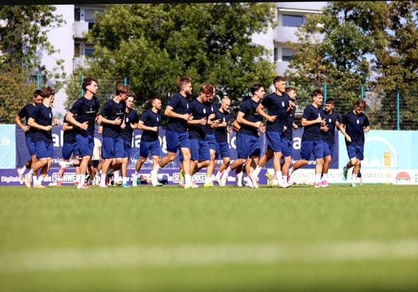 Soccer, Men s, Bavarian Regional League, 2026–2027 Season, TSV 1860 Munich, Training at Grünwalder Strasse 114, Training Facility: The TSV 1860 Munich team running and warming up together