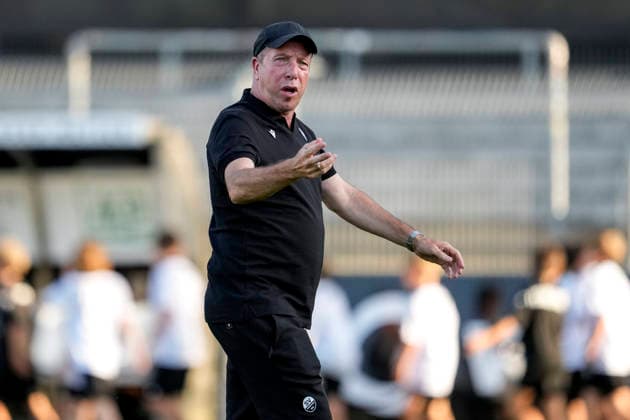 Markus Kauczinski, coach and head coach of SVS, gives instructions, gesturing with his arms; single frame, single photo, action, 08 09 2026, Sandhausen, Germany, soccer, Regionalliga Südwest, SV Sandhausen vs. SGV Heilbronn Freiberg xozx
