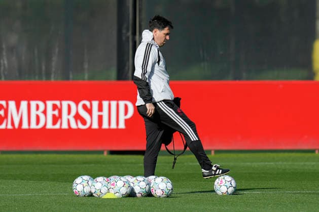 Liverpool Training Liverpool FC manager Andoni Iraola controls a ball during the Liverpool Training Session at the AXA Training Centre ahead of the UEFA Champions League Round 1 match v Atletico Madrid, Kirkby, Liverpool, England on 8 September 2026 Credit: Steve Flynn Every Second Media Editorial use only. All images are copyright Every Second Media Limited. No images may be reproduced without prior permission. Copyright: xIMAGO EveryxSecondxMediax ESM-2146-0058 StevexFlynnx xEveryxSecondxMediax