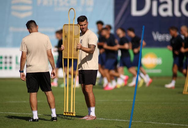 Soccer, Men s, Bavarian Regional League, 2026–2027 Season, TSV 1860 Munich, Training at Grünwalder Strasse 114, Alexander Benede Training Facility, Assistant Coach of TSV 1860 Munich sets up a dummy