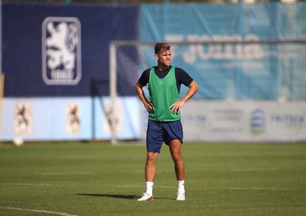 Soccer, Men s, Bavarian Regional League, 2026–2027 Season, TSV 1860 Munich, Training at Grünwalder Strasse 114, Training Facility: Florian Niederlechner of TSV 1860 Munich standing on the training field wearing a practice jersey, with the club s logo in the background