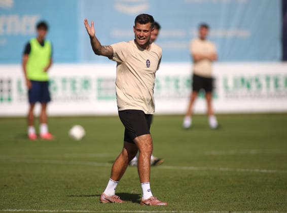 Soccer, Men s, Bavarian Regional League, 2026–2027 Season, TSV 1860 Munich, Training at Grünwalder Strasse 114, Alexander Benede Training Facility, TSV 1860 Munich Assistant Coach gives instructions to the team, raises his right arm
