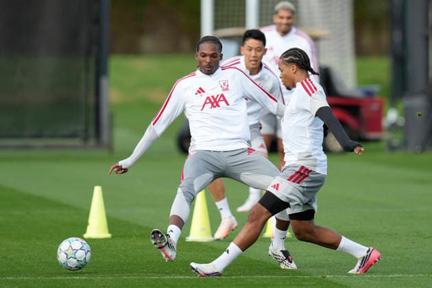 Liverpool Training Rio Ngumoha of Liverpool FC passes the ball under pressure from JÃ rÃ my Jacquet of Liverpool FC during the Liverpool Training Session at the AXA Training Centre ahead of the UEFA Champions League Round 1 match v Atletico Madrid, Kirkby, Liverpool, England on 8 September 2026 Credit: Steve Flynn Every Second Media Editorial use only. All images are copyright Every Second Media Limited. No images may be reproduced without prior permission. Copyright: xIMAGO EveryxSecondxMediax ESM-2146-0085 StevexFlynnx xEveryxSecondxMediax