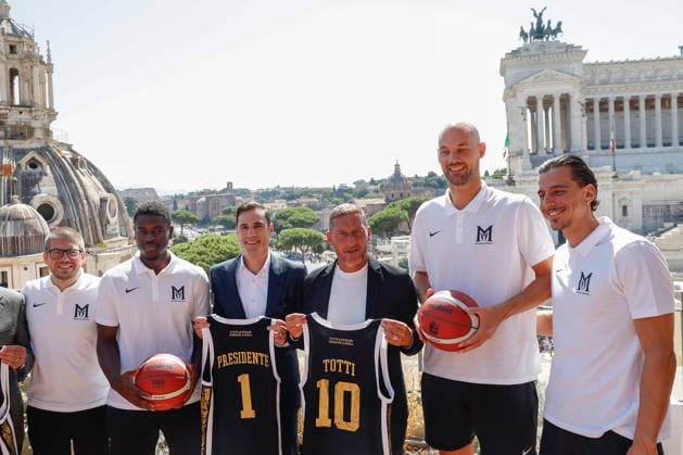 September 8, 2026, Rome, Rome, ITALY: From left, Matteo Cotelli, coach of Maxima Roma, basketball player Aaron Holiday, Paul Matiasic, club president, Francesco Totti, advisor, and basketball players Miro Bilan and Mirza Alibegovic. press conference, PK, Pressekonferenz for the presentation of the new Roman basketball club Maxima Roma, Rome, September 8, 2026. Press Conference To Present The New Roman Basketball Club Maxima Roma - ZUMAa289 20260908_zia_a289_407 Copyright: xRiccardoxDexLucax xAgfx