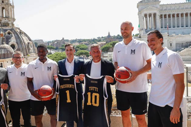 September 8, 2026, Rome, Rome, ITALY: From left, Matteo Cotelli, coach of Maxima Roma, basketball player Aaron Holiday, Paul Matiasic, club president, Francesco Totti, advisor, and basketball players Miro Bilan and Mirza Alibegovic. press conference, PK, Pressekonferenz for the presentation of the new Roman basketball club Maxima Roma, Rome, September 8, 2026. Press Conference To Present The New Roman Basketball Club Maxima Roma - ZUMAa289 20260908_zia_a289_408 Copyright: xRiccardoxDexLucax xAgfx