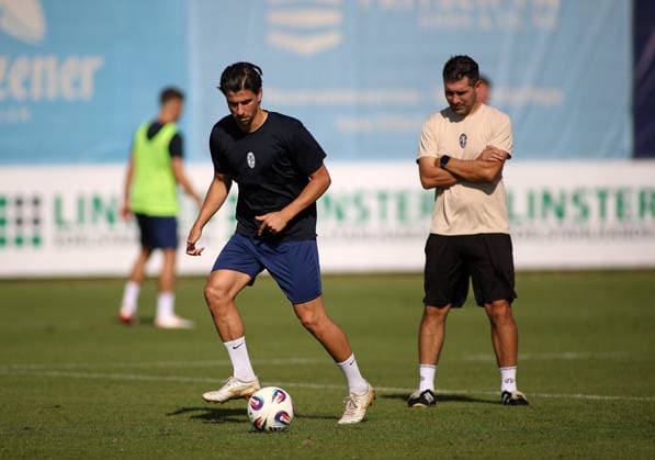 Soccer, Men s, Bavarian Regional League, 2026–2027 Season, TSV 1860 Munich, Training at Grünwalder Strasse 114, Training Facility: Tunay Deniz of TSV 1860 Munich with a ball; Alper Kayabunar, coach of TSV 1860 Munich, watches him from the right