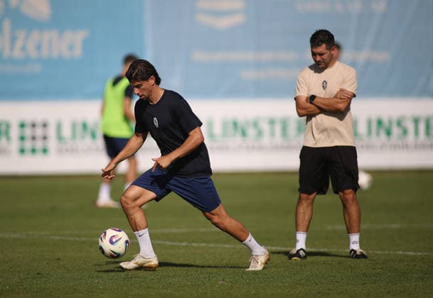 Soccer, Men s, Bavarian Regional League, 2026–2027 Season, TSV 1860 Munich, Training at Grünwalder Strasse 114, Training Facility: Tunay Deniz of TSV 1860 Munich with a ball; Alper Kayabunar, coach of TSV 1860 Munich, watches him from the right