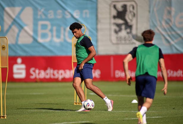 Soccer, Men s, Bavarian Regional League, 2026–2027 Season, TSV 1860 Munich, Practice at Grünwalder Strasse 114, Arian Ortivero Calderon Training Facility, TSV 1860 Munich with a ball