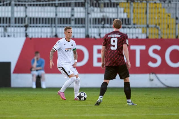 From left: Marco Kehl Gomez (SVS), 33; Justin Steinkötter (SGV), 9; action, game play, September 8, 2026, Sandhausen, Germany; soccer; Regionalliga Südwest; SV Sandhausen vs. SGV Heilbronn Freiberg xozx