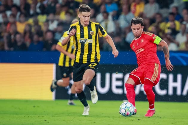 SOCCER - UEFA CL, AEK vs LASK ATHENS,GREECE,08.SEP.26 - SOCCER - UEFA Champions League, AEK Athens vs Linzer ASK. Image shows Milan Vitalis (AEK) and Sascha Horvath (LASK).  GEPAxpictures xManuelxBinder