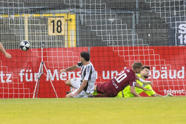 VfR Aalen vs. SSV Ulm 1846 Soccer, Regionalliga Southwest, Matchday 6, Bediani Arena, Aalen, September 8, 2008, Radomir Novakovic, SSV Ulm 1846 Soccer, 01 had to leave the field injured after this play; from left: Radomir Novakovic, SSV Ulm 1846 Soccer, 01, Michael Kleinschrodt, VfR Aalen, 9, Alexander Kopf, SSV Ulm 1846 Soccer, 20 VfR Aalen vs. SSV Ulm 1846 Soccer, Regionalliga Southwest, Matchday 6, Bediani Arena, Aalen, September 8, 2008. Photo by Lucca Fundel, Aalen, Bediani Arena, Baden-Württemberg, Germany