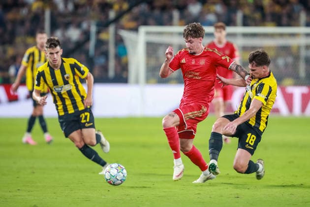 SOCCER - UEFA CL, AEK vs LASK ATHENS,GREECE,08.SEP.26 - SOCCER - UEFA Champions League, AEK Athens vs Linzer ASK. Image shows Milan Vitalis (AEK), Christoph Lang (LASK) and Razvan Marin (AEK).  GEPAxpictures xManuelxBinder