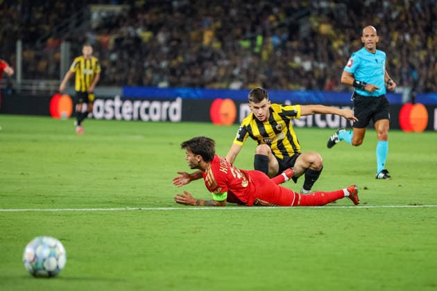 SOCCER - UEFA CL, AEK vs LASK ATHENS,GREECE,08.SEP.26 - SOCCER - UEFA Champions League, AEK Athens vs Linzer ASK. Image shows Sascha Horvath (LASK)mand Milan Vitalis (AEK).  GEPAxpictures xManuelxBinder