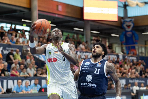 Joshua Bonga Bayreuth, 0, Anthony Gaines MBC, 11, Syntainics MBC vs. Medikamente per Klick Bayreuth, Exhibition Game, Preseason, Basketball, Bundesliga, 2. Bundesliga, Men, 2026–27 Season, August 9, 2026, Weißenfels City Hall, Saxony-Anhalt, Germany