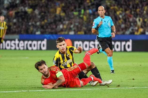 SOCCER - UEFA CL, AEK vs LASK ATHENS,GREECE,08.SEP.26 - SOCCER - UEFA Champions League, AEK Athens vs Linzer ASK. Image shows Sascha Horvath (LASK) and Milan Vitalis (AEK).  GEPAxpictures xManuelxBinder