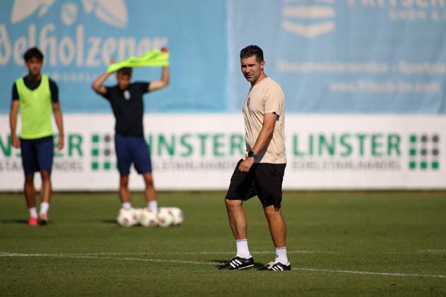 Soccer, Men s, Bavarian Regional League, 2026–2027 Season, TSV 1860 Munich, Training at Grünwalder Strasse 114, Alper Kayabunar Training Facility, TSV 1860 Munich Coach looking to the left