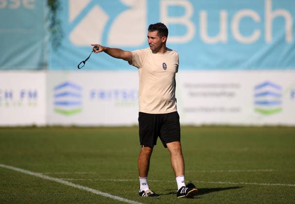 Soccer, Men s, Bavarian Regional League, 2026–2027 Season, TSV 1860 Munich, Training at Grünwalder Straße 114, Alper Kayabunar Training Facility, TSV 1860 Munich coach raises his right arm, pointing, indicating, direction, index finger