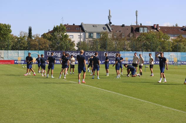 Soccer, Men s, Bavarian Regional League, 2026–2027 Season, TSV 1860 Munich, Training at Grünwalder Strasse 114, Training Facility: Here are the players of TSV 1860 Munich standing on the training field