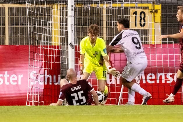 VfR Aalen vs. SSV Ulm 1846 Soccer, Regionalliga Southwest, Matchday 6, Bediani Arena, Aalen, September 8, 2026: Debut after an injury-related substitution in the Spatzen goal—Kim Bayer, SSV Ulm 1846 Soccer; 12th from left: Marcel Seegert, SSV Ulm 1846 Soccer, 25, Kim Bayer, SSV Ulm 1846 Soccer, 12, Michael Kleinschrodt, VfR Aalen, 9; VfR Aalen vs. SSV Ulm 1846 Soccer, Football, Regionalliga Southwest, Matchday 6, Bediani Arena, Aalen, September 26, 2008; Photo by Lucca Fundel, Aalen, Bediani Arena, Baden-Württemberg, Germany