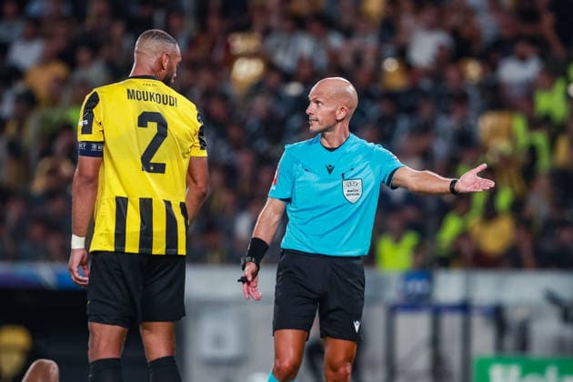 SOCCER - UEFA CL, AEK vs LASK ATHENS,GREECE,08.SEP.26 - SOCCER - UEFA Champions League, AEK Athens vs Linzer ASK. Image shows Harold Moukoudi (AEK) and referee Luis Godinho (POR).  GEPAxpictures xManuelxBinder
