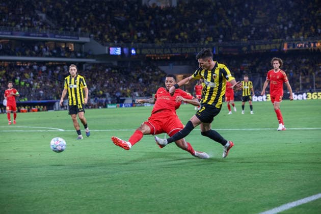 AEK Athens v LASK UEFA Champions League Stavros Pilios of AEK Athens and Xavier Mbuyamba of LASK during the UEFA Champions League match at AEK Arena, Athens 08 09 2026 UK Newspapers OUT Copyright: xYannisxHalasx FIL-23912-0068