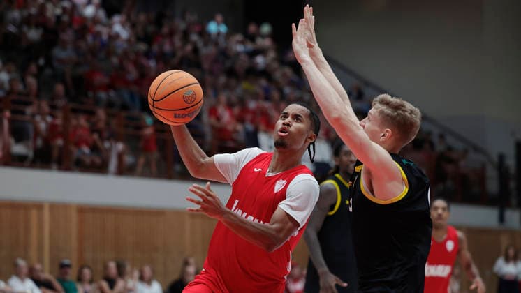 Pictured from left: Sam Griffin of the Würzburg Baskets, No. 4, driving to the basket against Johannes Patrick of the Kreisbau Kirchheim Knights, No. 6, August 8, 2026, Fitness First Würzburg Baskets vs. Kreisbau Kirchheim Knights, exhibition game, Germany, 97072, tectake Arena Würzburg, Copyright: HMBxMedia xJulienxBecker