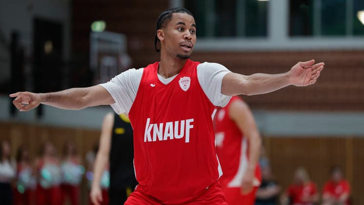 Pictured: Sam Griffin of the Würzburg Baskets, No. 4, giving instructions on September 8, 2026; Fitness First Würzburg Baskets vs. Kreisbau Kirchheim Knights, exhibition game, Germany, 97072, tectake Arena Würzburg, Copyright: HMBxMedia xJulienxBecker