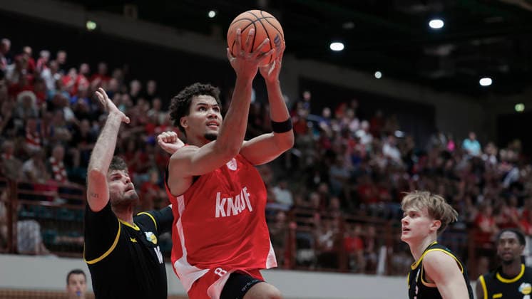 Pictured, from left: Julius Wolf of the Kreisbau Kirchheim Knights, 28, against Brandon Tischler of the Würzburg Baskets, 8, with the ball on September 8, 2026, Fitness First Würzburg Baskets vs. Kreisbau Kirchheim Knights, exhibition game, Germany, 97072, tectake Arena Würzburg, Copyright: HMBxMedia xJulienxBecker