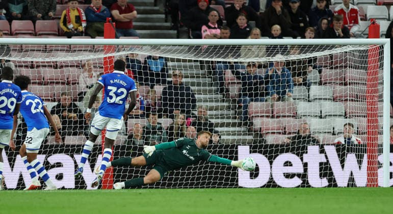 Sunderland v Hull City Carabao Cup Dillon Phillips of Hull City makes a save during the Carabao Cup Third Round match at the Stadium of Light, Sunderland 08 09 2026 UK Newspapers OUT Copyright: xAndyxSumnerx FIL-23906-0173