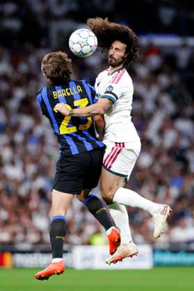 UEFA champions league - Real Madrid vs FC Internazionale Milano MADRID, SPAIN - September 8:Marc Cucurella of Real Madrid and NicolÃ² Barella of FC Internazionale Milano fight for the ball during the UEFA champions league 2026 27 match between Real Madrid and FC Internazionale Milano at Santiago Bernabeu Stadium. (Photo by Guille Martinez f22photo) Madrid Santiago Bernabeu Stadium Spain Copyright: xGuillermoxMartinezx