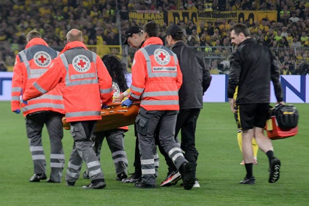 Maximilian Beier (Dortmund 14) is carried off the field by paramedics after being injured on September 8, 2026 ¢ Soccer, Champions League, Borussia Dortmund vs. Villarreal Club de Fútbol, Signal Iduna Park, Dortmund, North Rhine-Westphalia, Germany Copyright: xpepphotox xHorstxMauelshagenx pep00321, pep_20260908_hm_418105
