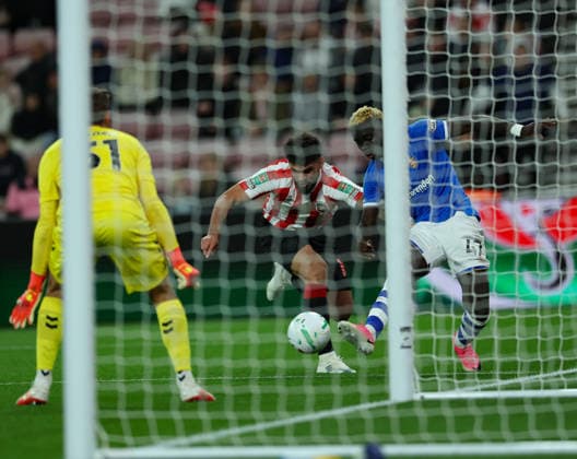 Sunderland v Hull City Carabao Cup Robinio Vaz of Hull City crosses the ball during the Carabao Cup Third Round match at the Stadium of Light, Sunderland 08 09 2026 UK Newspapers OUT Copyright: xAndyxSumnerx FIL-23906-0174