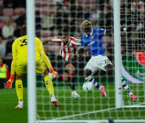 Sunderland v Hull City Carabao Cup Robinio Vaz of Hull City and Omar Alderete of Sunderland AFC battles for the ball during the Carabao Cup Third Round match at the Stadium of Light, Sunderland 08 09 2026 UK Newspapers OUT Copyright: xAndyxSumnerx FIL-23906-0175